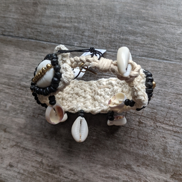 ANTHRO COCOBELLE Maldives Shell Beaded Woven Adjustable Bracelet - Picture 4 of 4